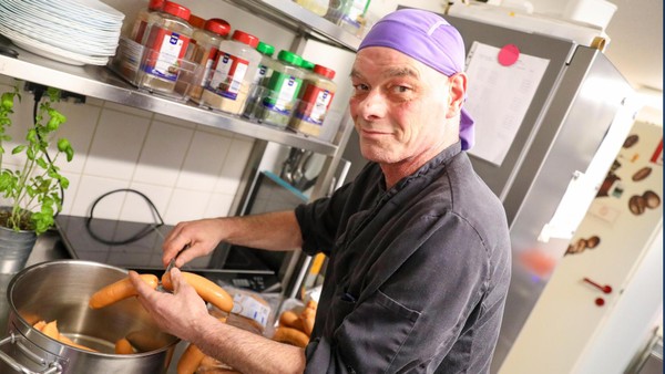 „Essen ist Liebe“: Ehemaliger Obdachloser kocht für Bedürftige in Wolfsburg
