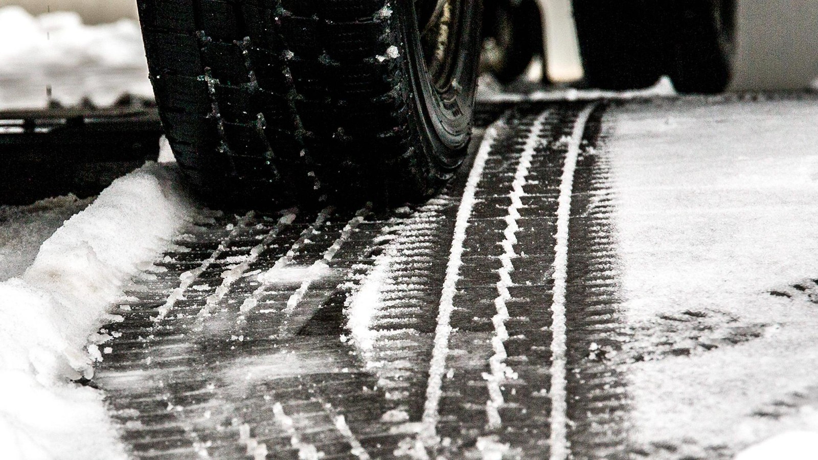 Bei-Siegen-Es-ist-so-glatt-das-umgekippte-Auto-rutscht-auf-Fahrerseite-weiter