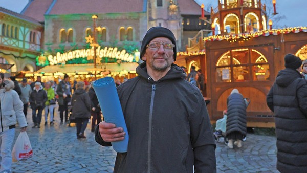 Mit bloßer Hand: Das ist Braunschweigs stiller Müll-Held vom Weihnachtsmarkt