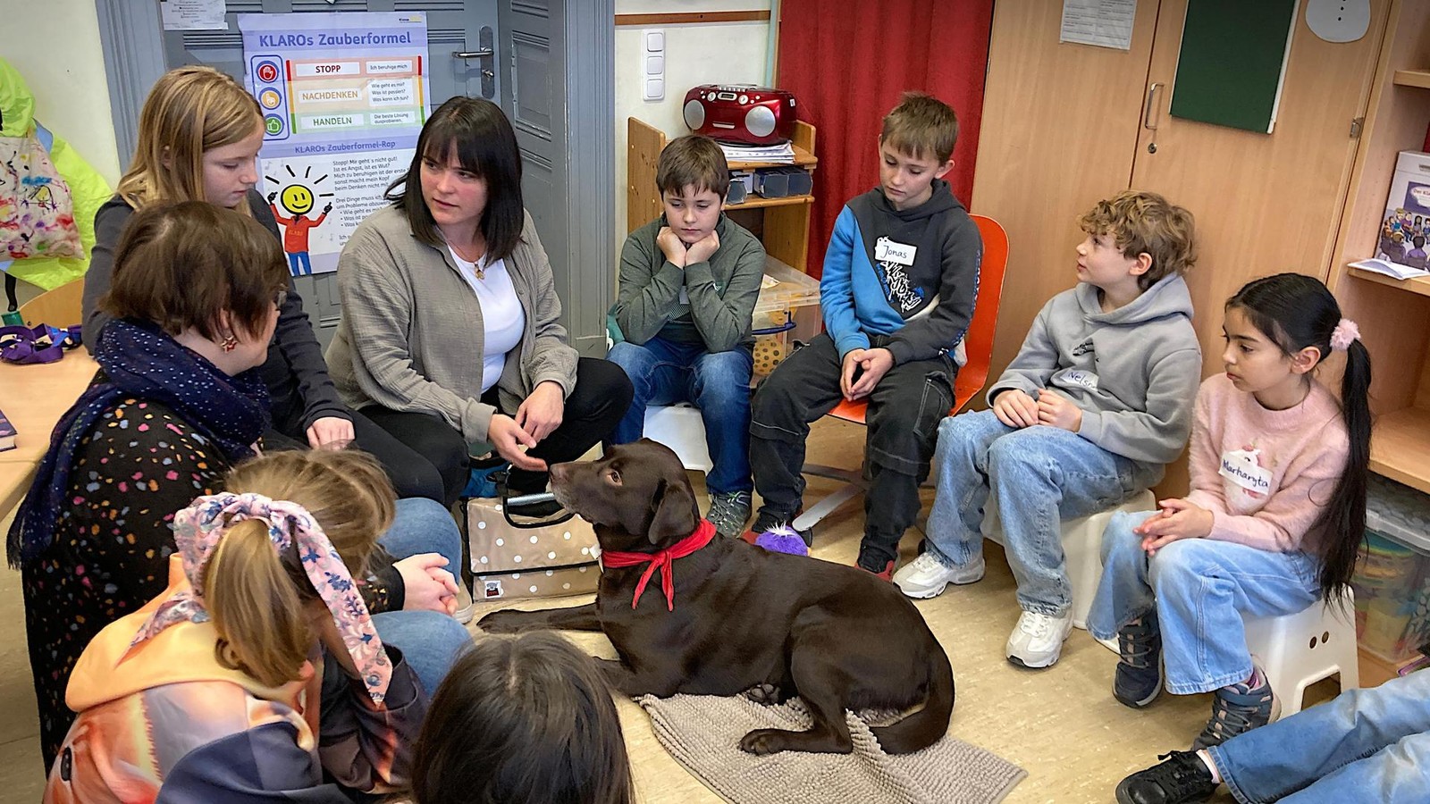 Ein-Hund-im-Klassenzimmer-hilft-in-Gotha-Sch-lern-beim-Lernen-mit-Video-