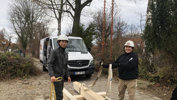 Japanische Zimmerleute sammeln praktische Erfahrungen im Kreis Peine