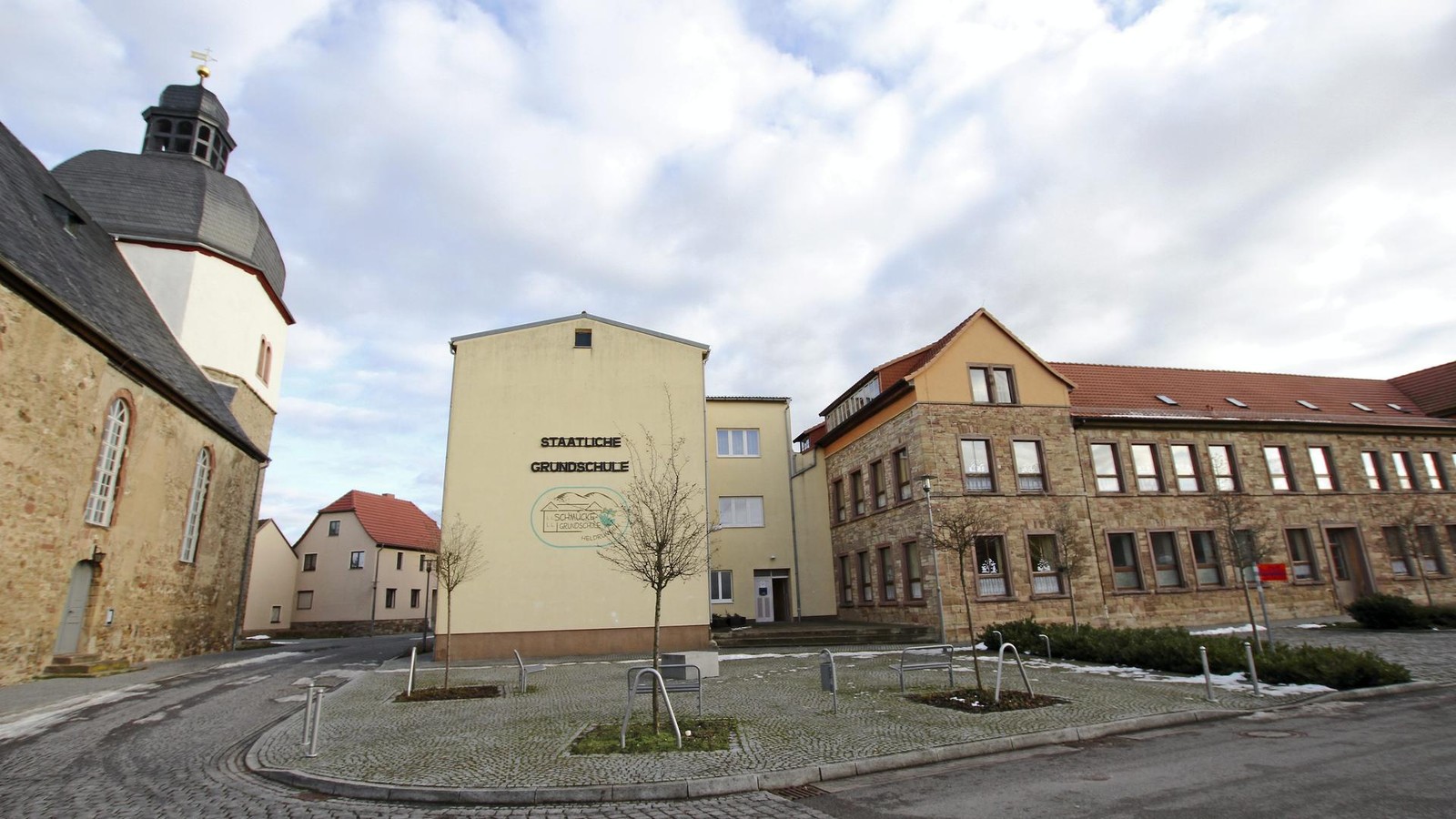 Kyffh-userkreis-Alte-Schule-auf-dem-Weg-zum-Rathaus