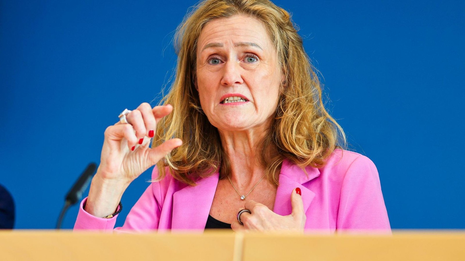 Land-k-ndigt-Anpassung-der-Beamtengeh-lter-an