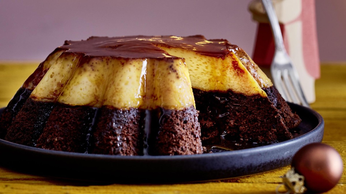 Teller mit einem angeschnittenen Flan mit Brownieboden