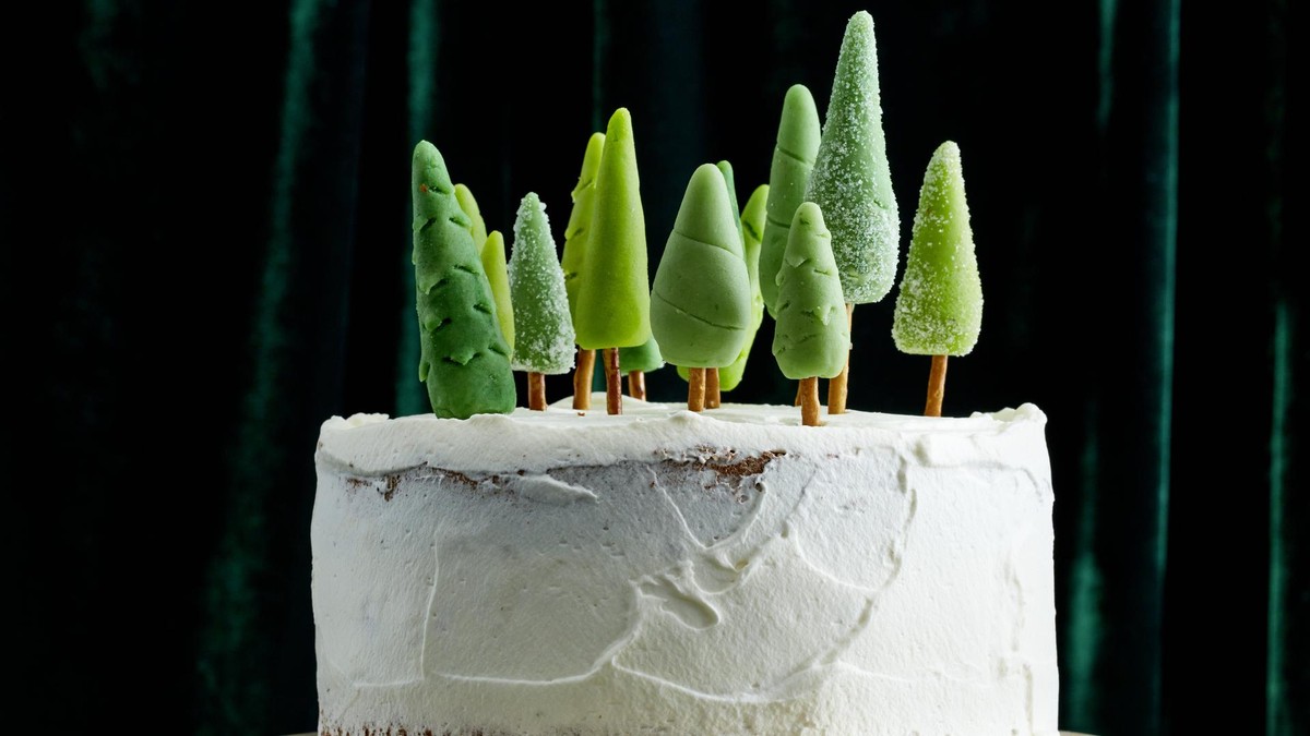 Eine weihnachtliche Torte mit Weihnachtsbäumchen aus Marzipanmasse