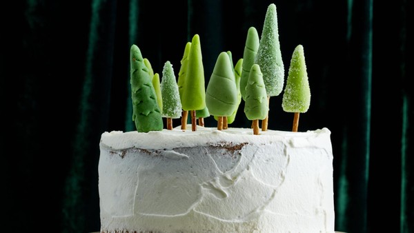 Winterwunderland-Torte mit Marzipanwald