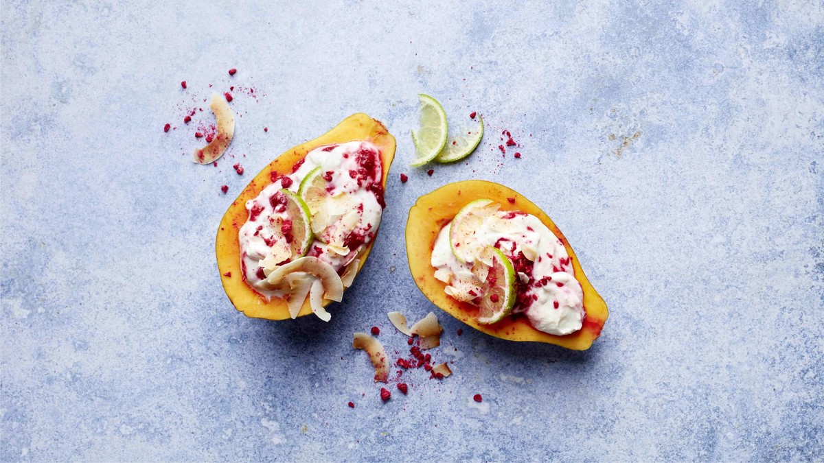 Zwei Papayahälften gefüllt einer Quarkcreme