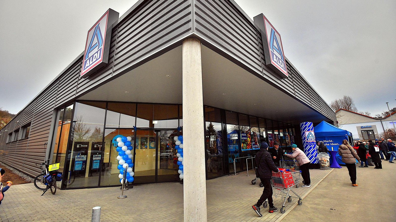 Aldi-Er-ffnung-Kunden-berrennen-neuen-Markt-in-Eisenach-mit-Video-