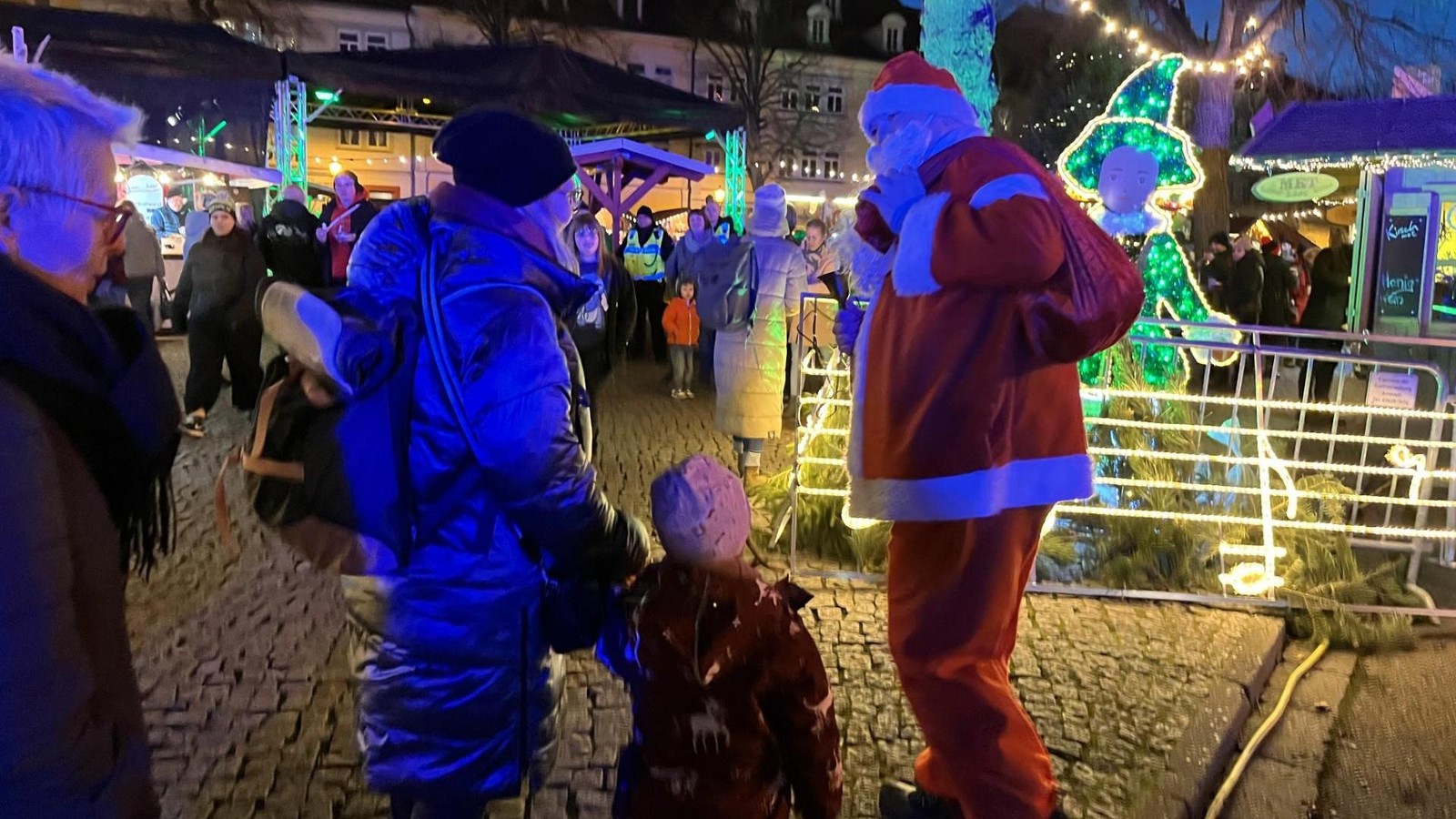 Wenn-Arnstadt-im-Lichterglanz-erwacht-und-der-Weihnachtsmann-mit-Blaulicht-kommt