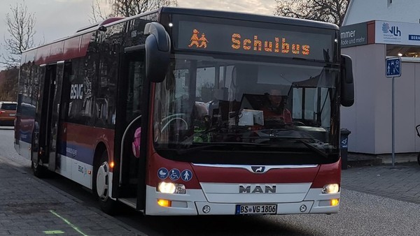 Warten auf den Schulbus: Eltern in Braunschweig sind unzufrieden