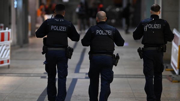 Beißattacke nach Pokalspiel – HSV-Fans sollen Mann aus Bahn geworfen haben