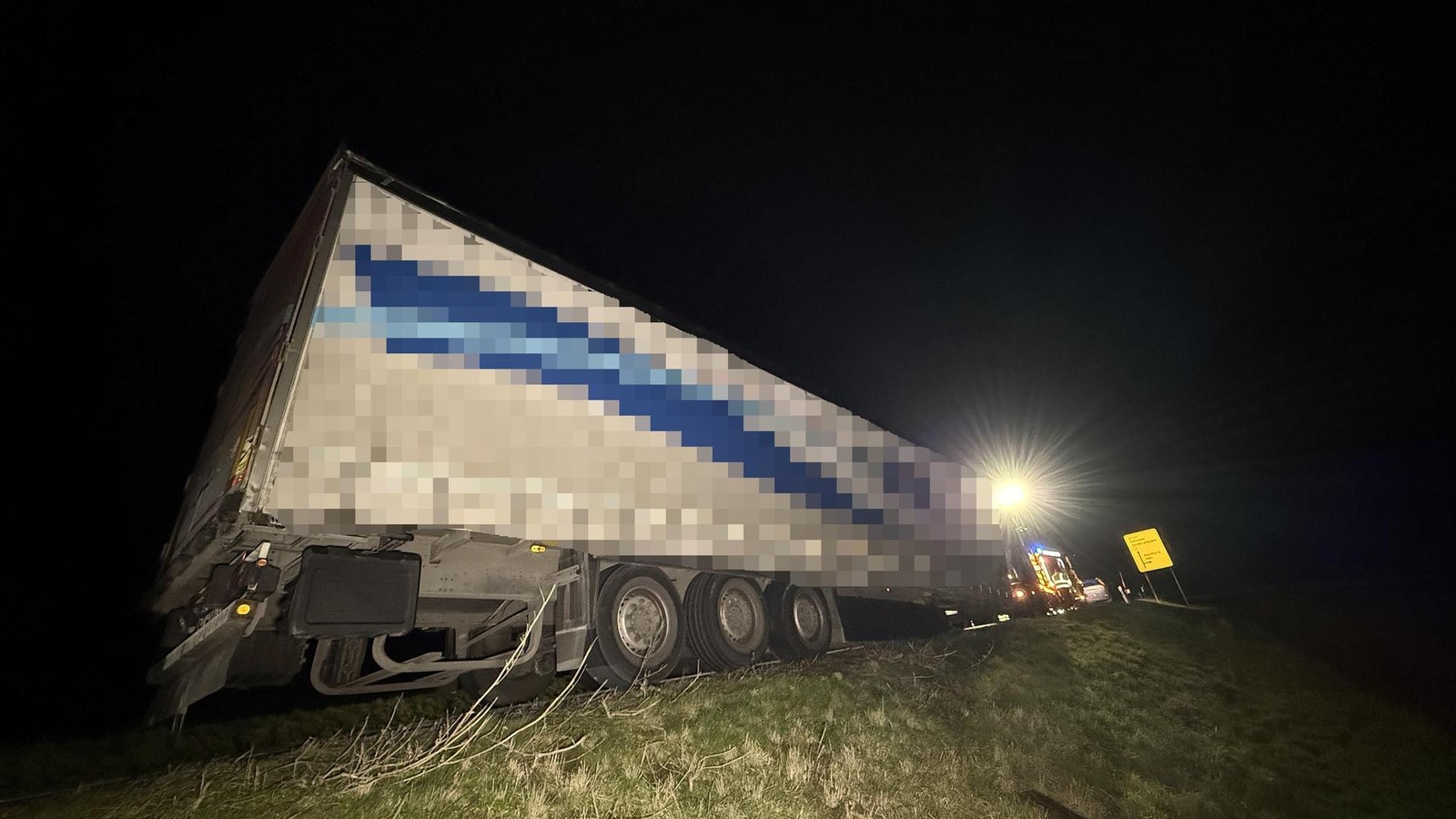 Lkw-verliert-Auflieger-B4-im-Landkreis-Nordhausen-nach-Unfall-voll-gesperrt
