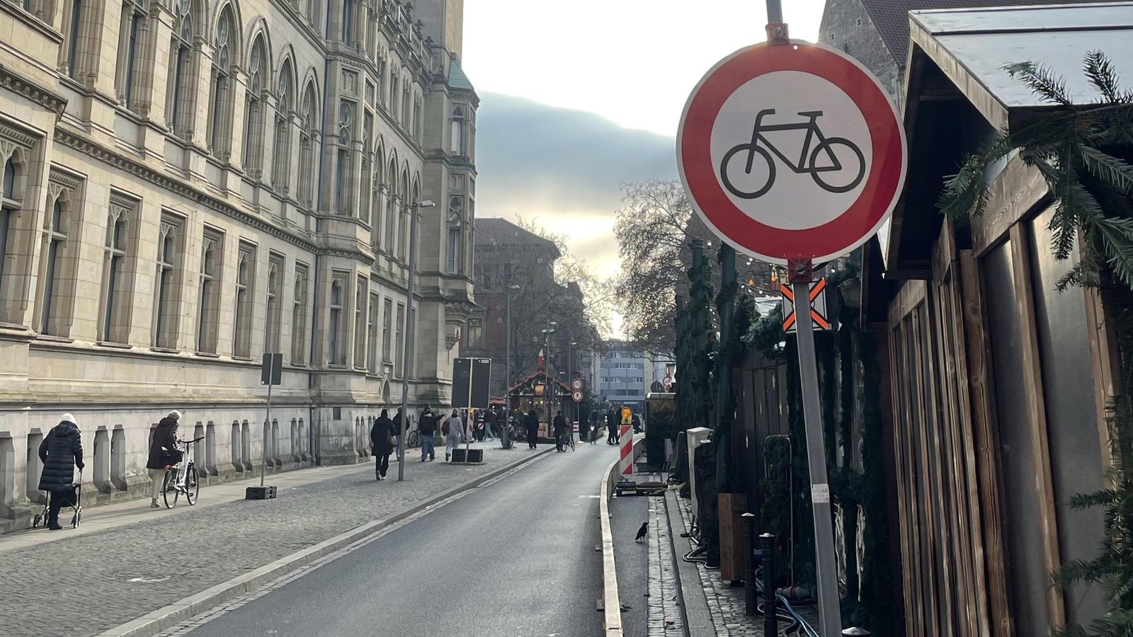 Polizei-kontrolliert-Verkehr-in-M-nzstra-e-Vielen-Radfahrern-fehlt-die-Einsicht