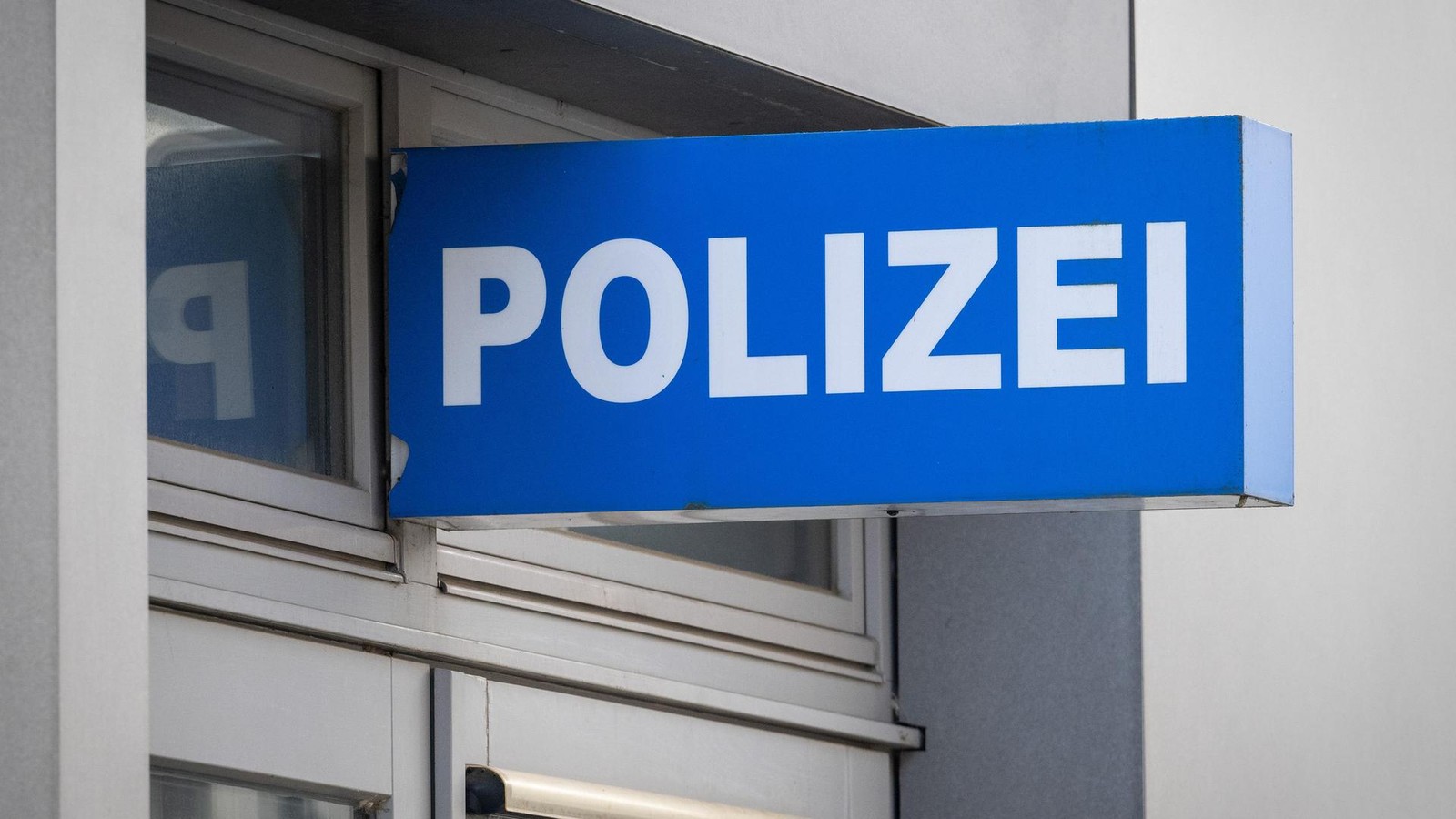 Polizei-sucht-Transporterfahrer-nach-Unfallflucht-im-Landkreis-Greiz
