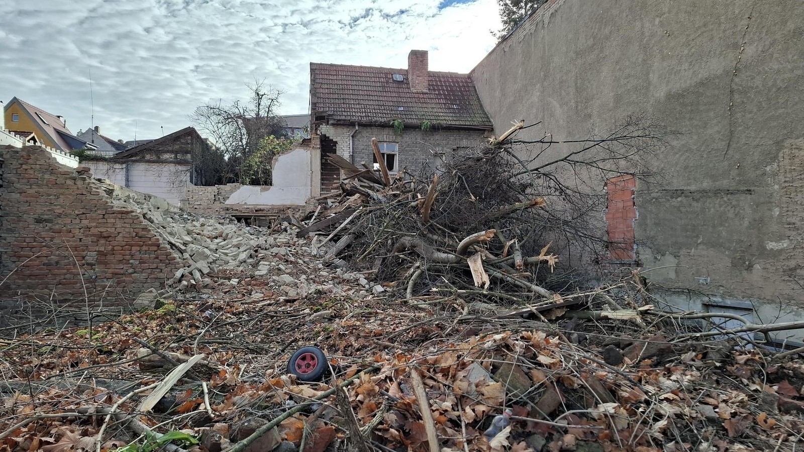 -Zahnl-cke-im-Stadtbild-Erneut-Notabriss-auf-Saalfelds-h-sslichstem-Baugrundst-ck