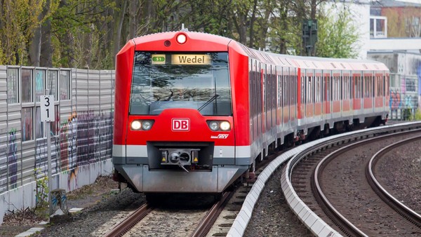 Hamburger bedroht Senior (89) in S-Bahn: „Werde dich aufschlitzen“