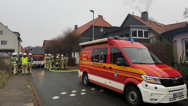 Schwarzer Rauch aus Schornstein führt zu großem Blaulicht-Aufkommen in Lehre