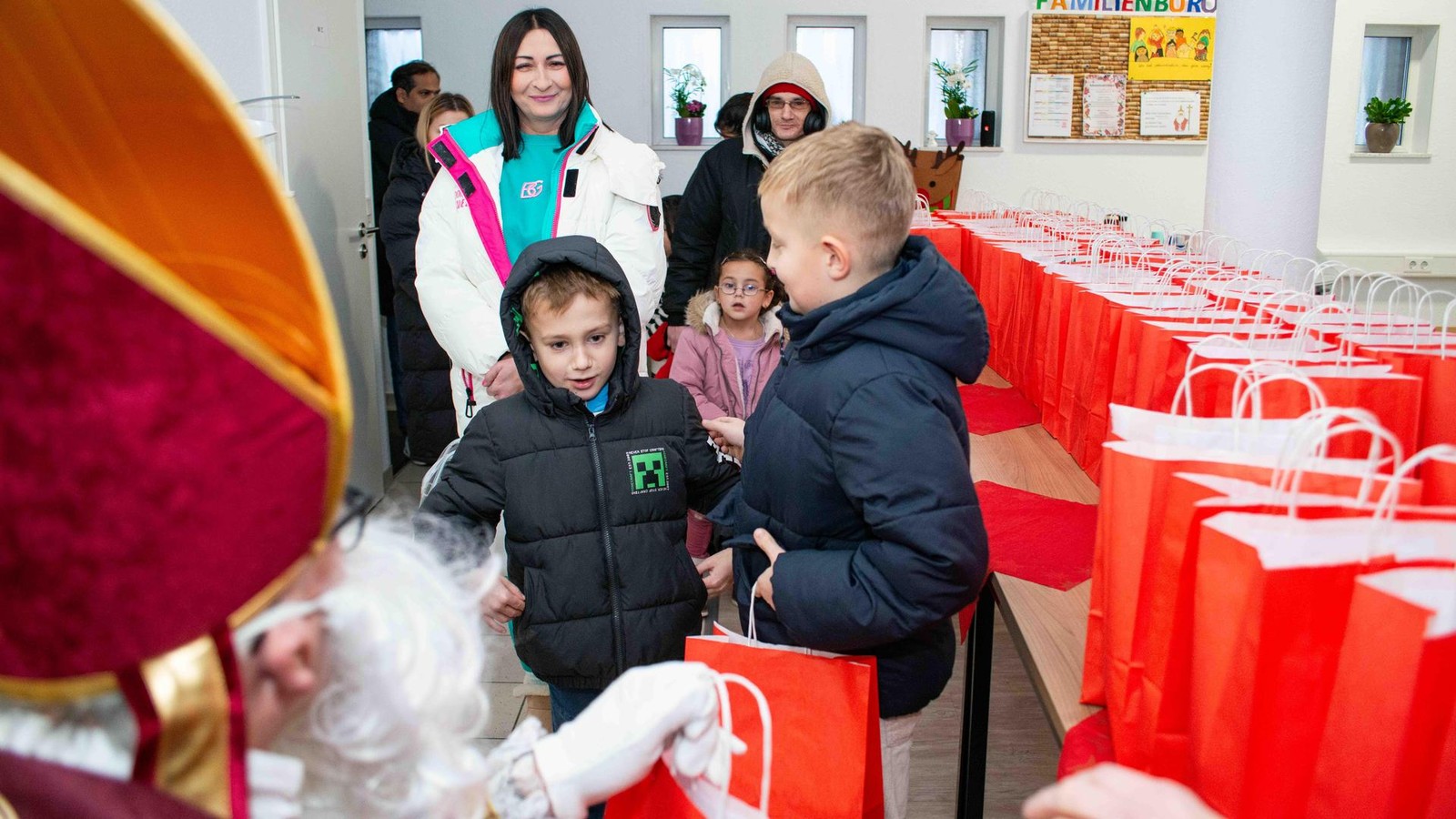 Nikolaus-verteilt-Geschenke-dank-NRZ-Spender-im-Familienb-ro-in-Emmerich