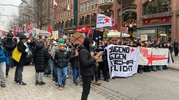 Tausende Schüler legen Verkehr lahm und rufen Passanten zu Protest auf