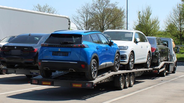 Transporter überladen auf A7: Polizei beschlagnahmt komplette Fracht