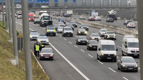 Unfall auf der A7 – Polizei sucht flüchtigen Fahrer mit Hubschrauber