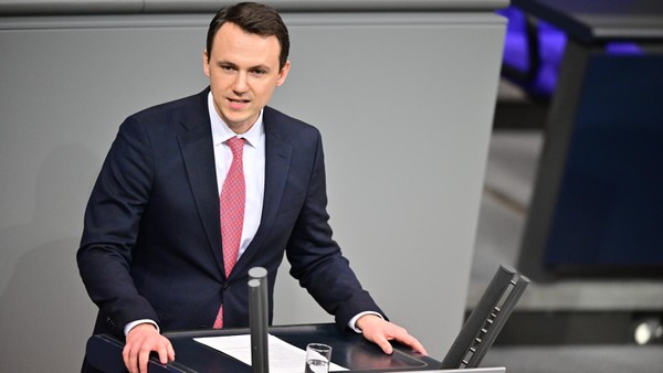 Showdown im Bundestag: Abstimmung läuft – Renten-Rebell erntet Applaus