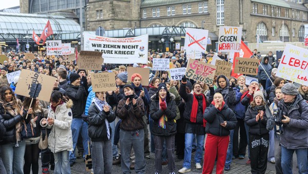 Schulstreik gegen Wehrpflicht in Hamburg: Die Demo in Bildern