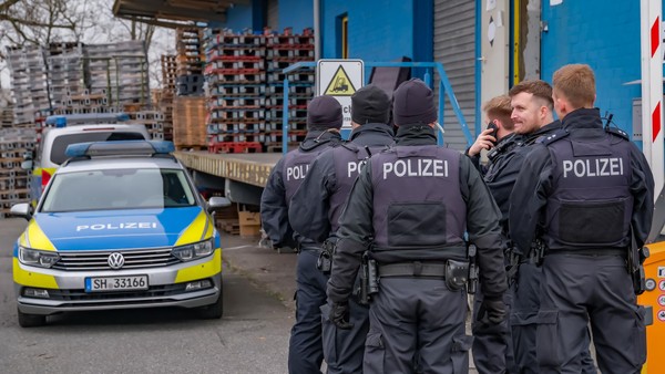 Großeinsatz: Polizei stürmt Lager in Rothenburgsort – Betrugsverdacht
