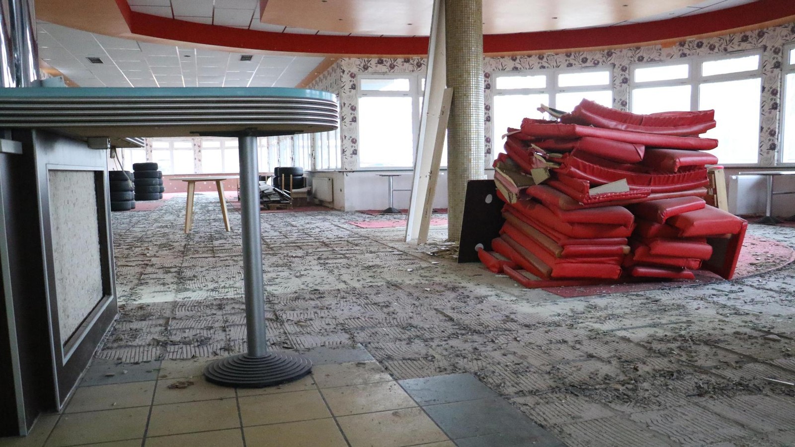 Altes-Peking-Enten-Paradies-exklusiver-Blick-in-echten-Lost-Place