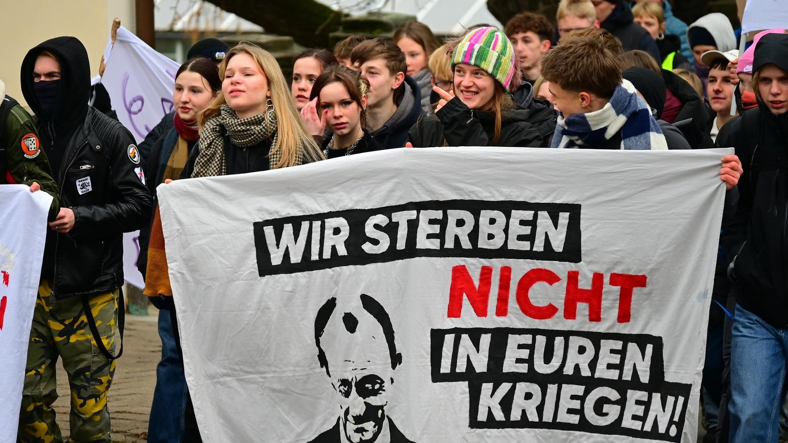 Schulstreik-in-44-Bildern-1500-Jugendliche-protestieren-in-Jena-gegen-Wehrpflicht