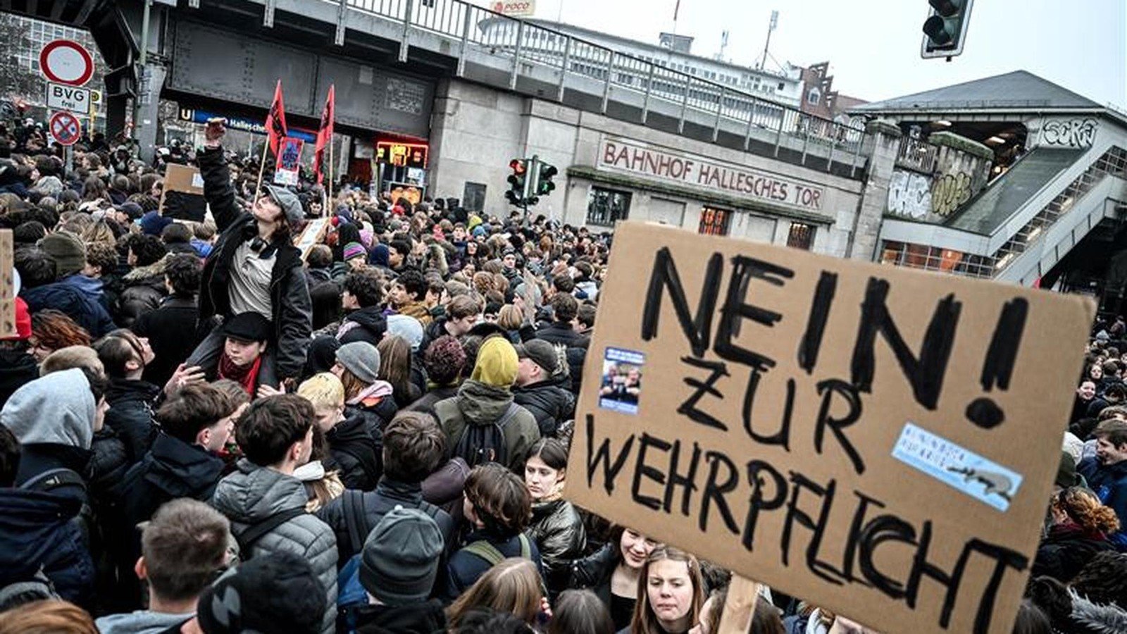 So-l-uft-die-Sch-ler-Demo-gegen-Wehrdienst-Pl-ne-in-Berlin