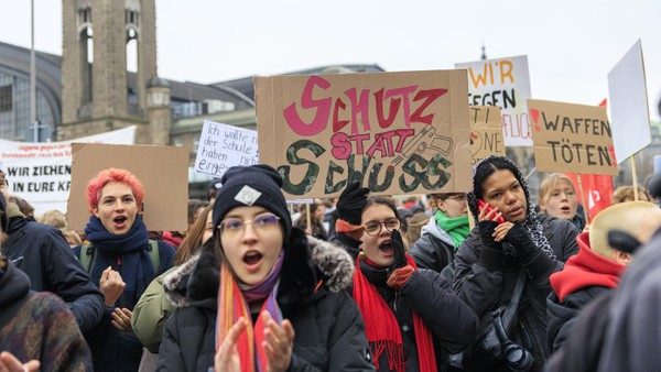„Unser Leben kriegt ihr nicht“: 5000 demonstrieren gegen Wehrpflicht