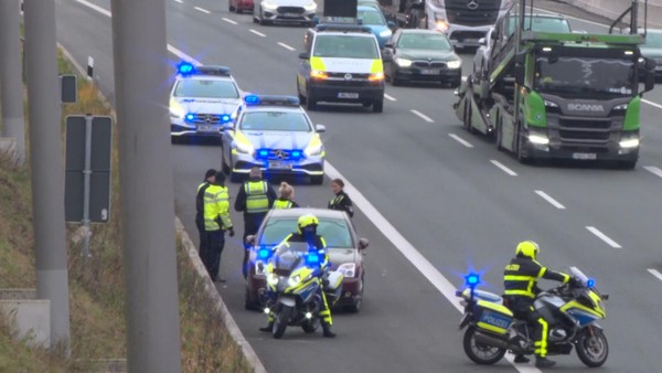 Rätselhafter Unfall auf A7 – Polizei sucht flüchtigen Fahrer mit Hubschrauber