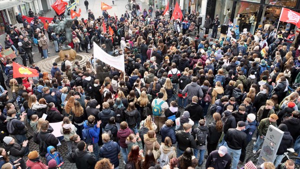 Braunschweiger Schüler protestieren lautstark gegen neue Wehrdienst-Pläne