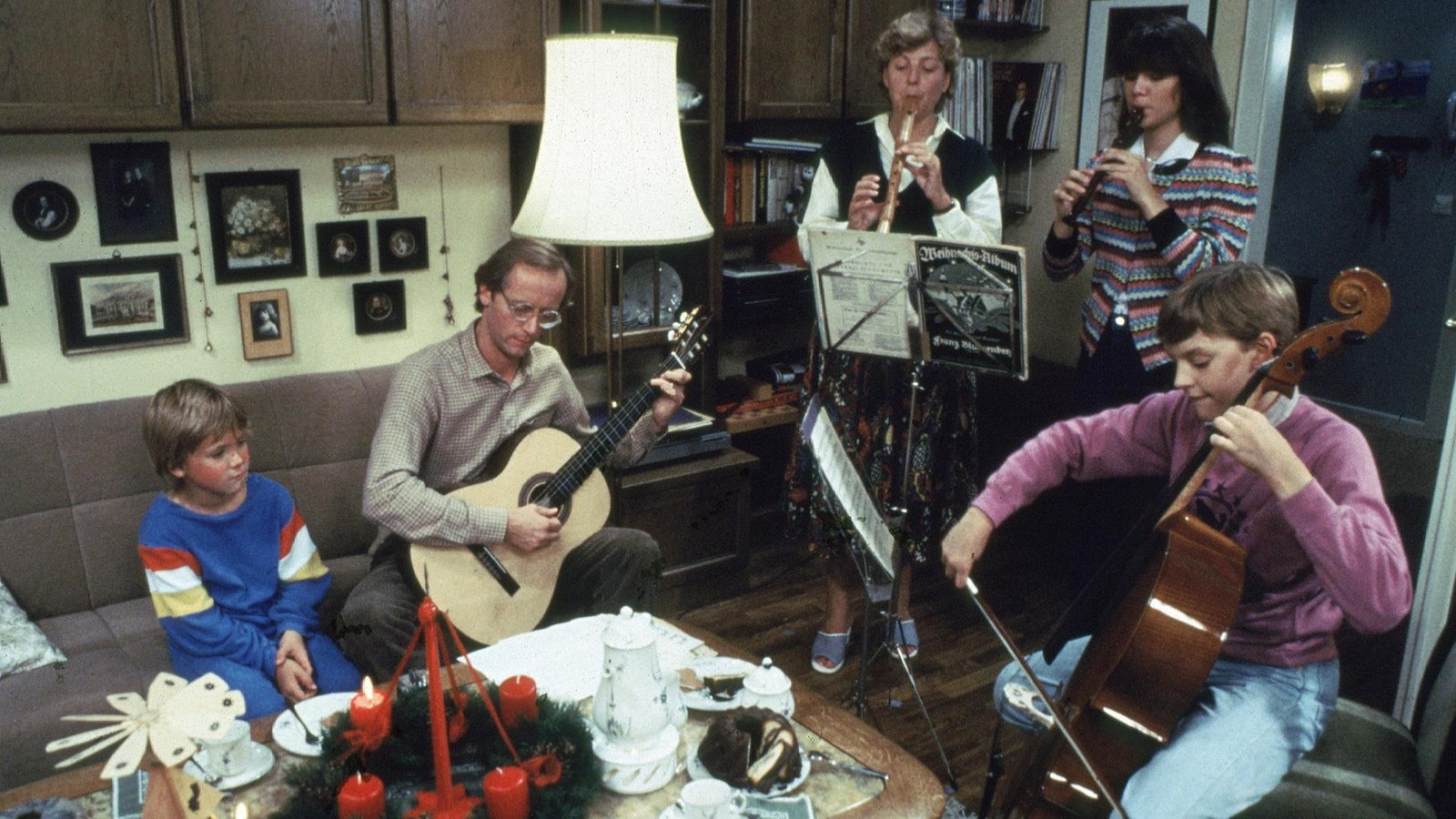 Vor-40-Jahren-startete-Die-Lindenstra-e-Hausmusik-bei-Mutter-Beimer