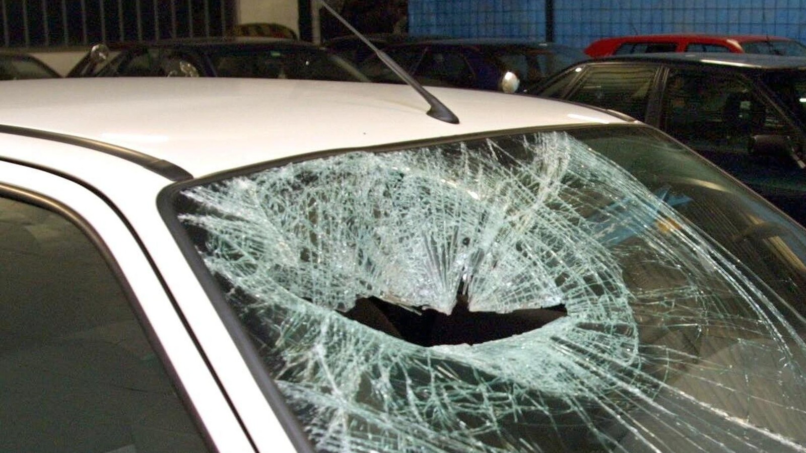 Vandalismus-T-ter-zerschmettern-Autoscheiben-an-BMW-VW-Skoda-und-Kia