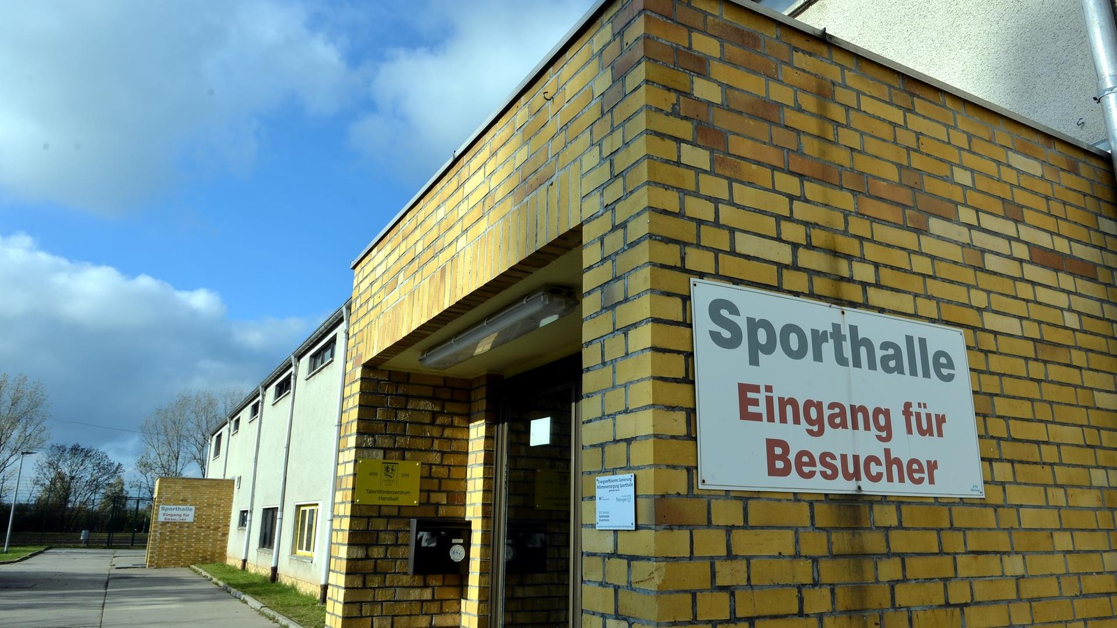 Kreis-Greiz-Pf-tzen-auf-dem-Spielfeld-Sportzentrum-Dach-soll-wieder-neu-werden