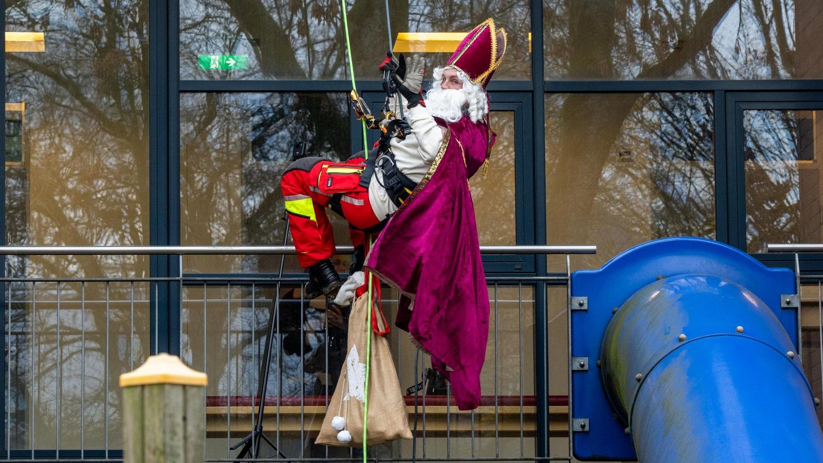 Weihnachtshelden-zu-Besuch-in-Bochumer-Kinderklinik-Die-Aktion-im-Video