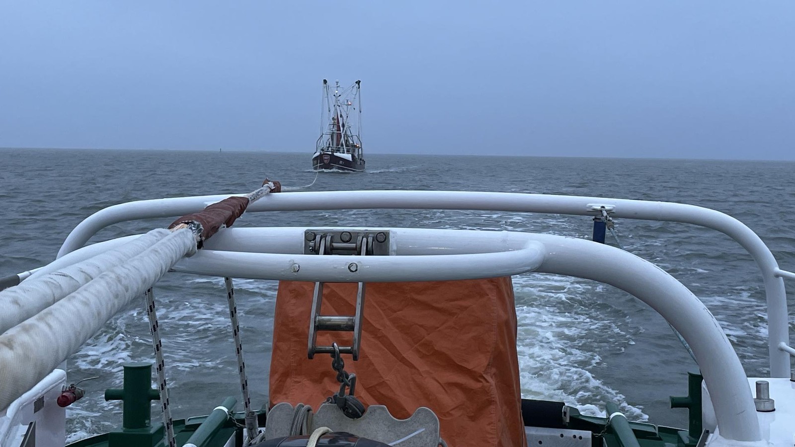 Nach-Maschinenausfall-Seenotretter-schleppen-Krabbenkutter-ab