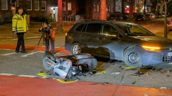 Auto biegt in Wandsbek verbotenerweise ab – Rollerfahrer schwer verletzt