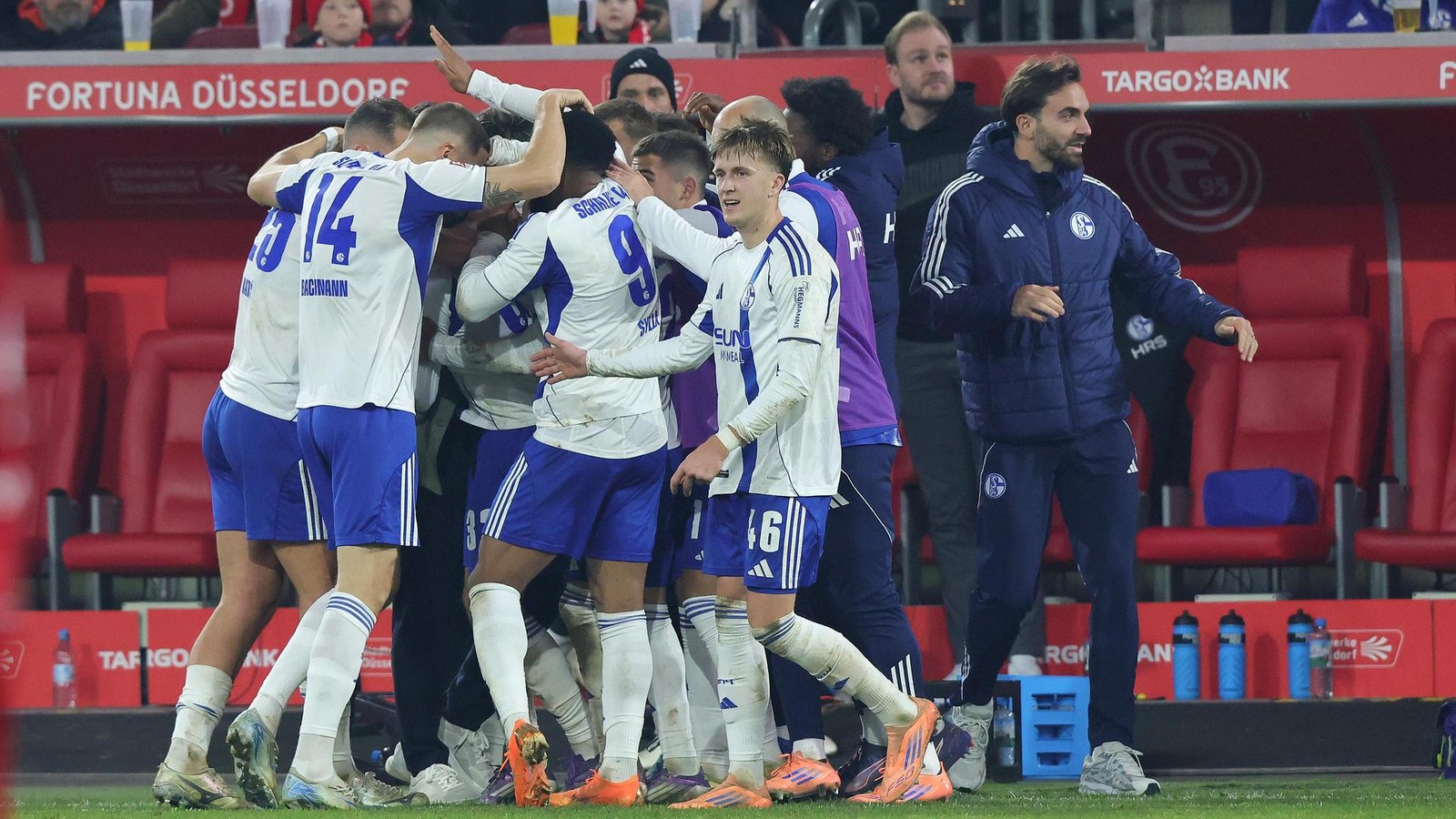 Schalke-feiert-Beckers-Jubel-Darum-rannte-er-zu-Trainer-Muslic