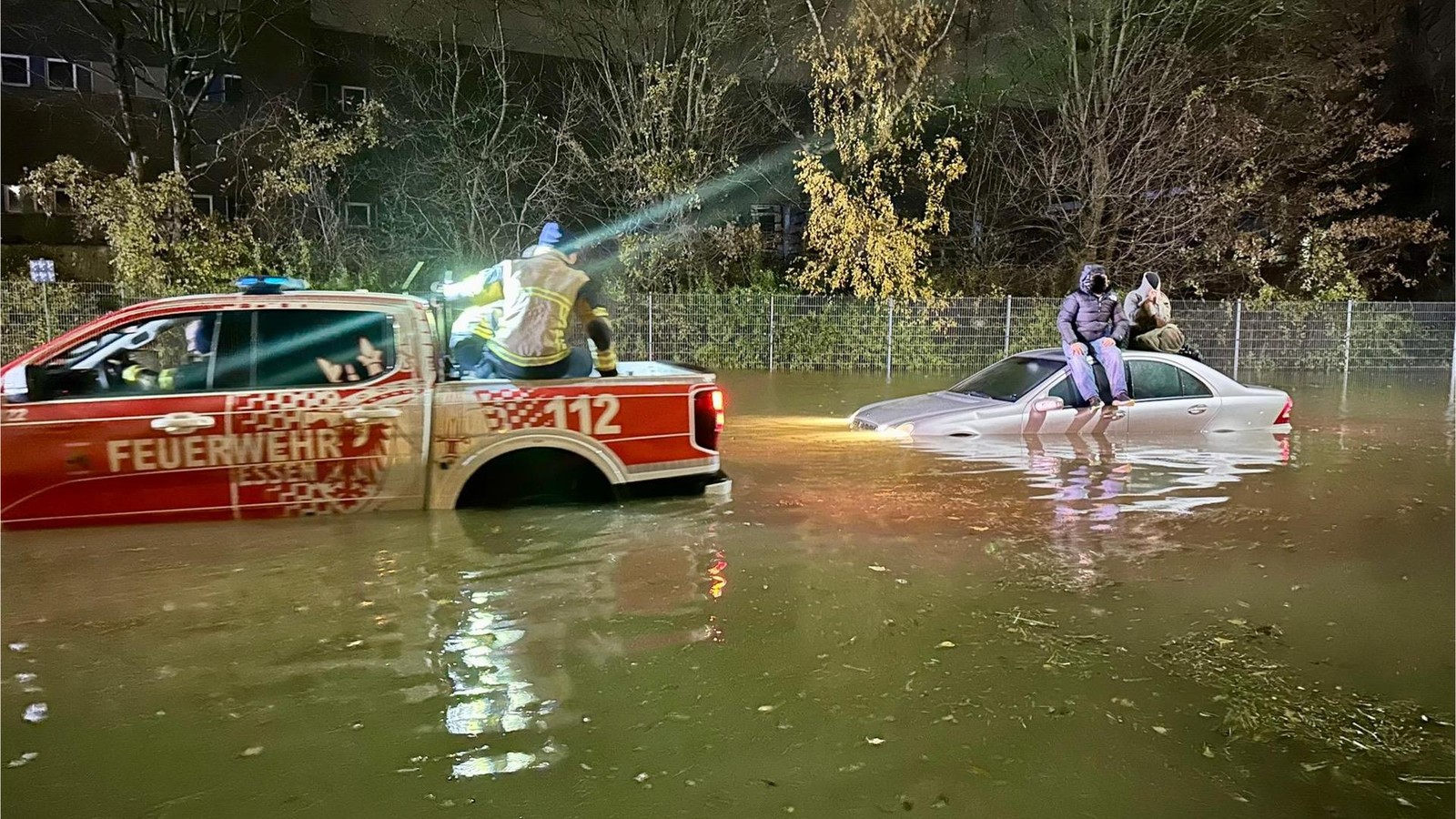 Kurioser-Einsatz-Auto-bleibt-auf-berfluteter-Hafenstra-e-stecken