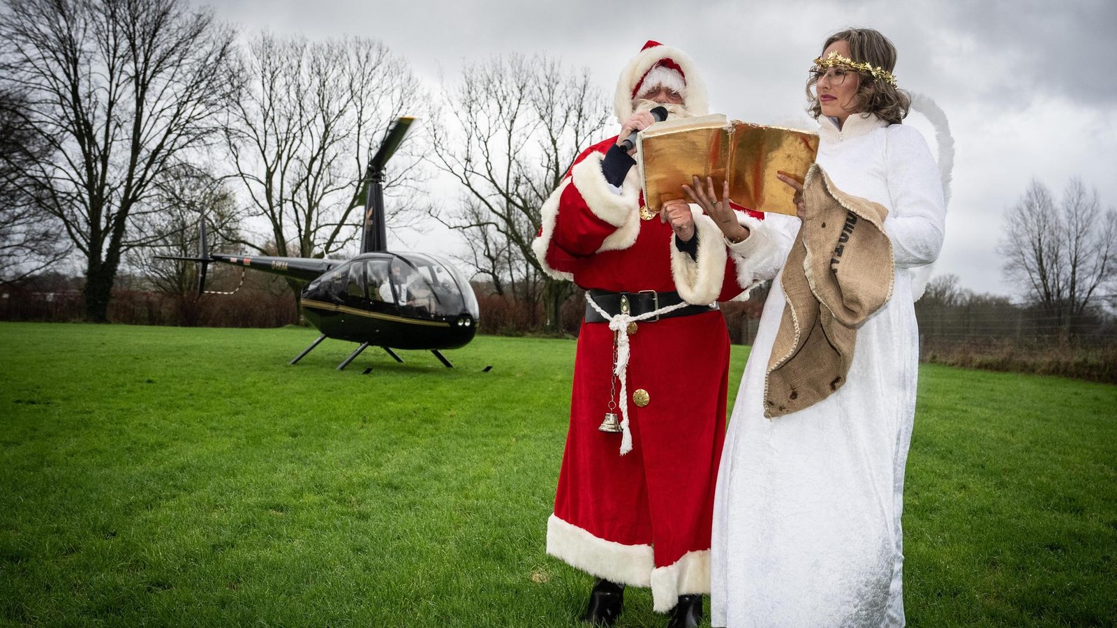 Heute-in-Essen-Der-Nikolaus-landet-mit-dem-Hubschrauber-in-den-Ruhrwiesen