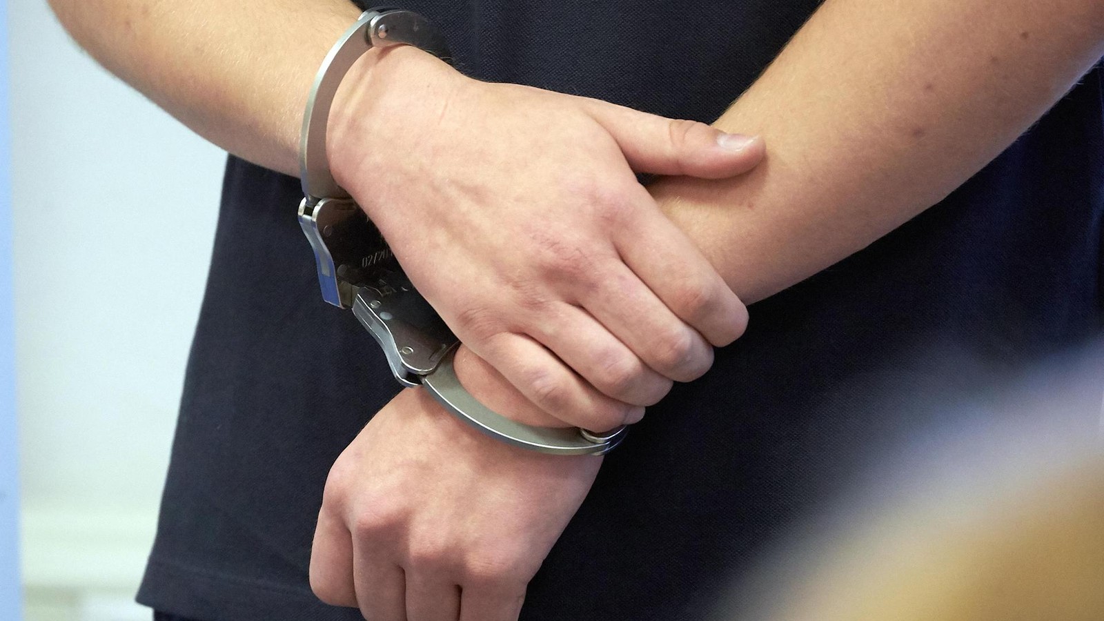 Prozess-nach-Diebstahl-mit-Waffen-in-P-neck