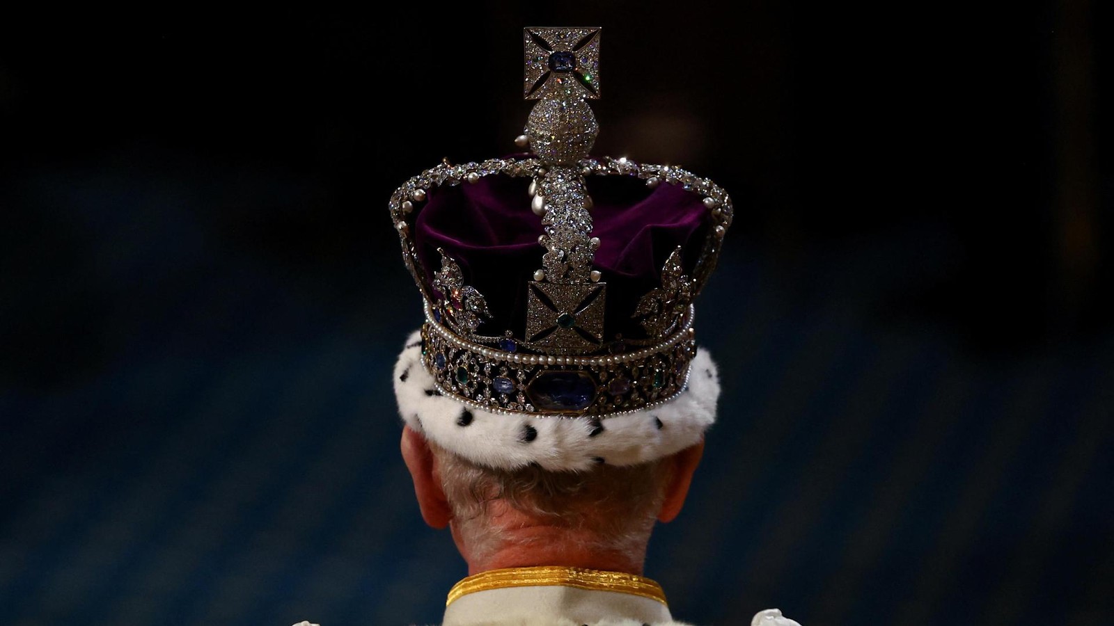 Kuchen-auf-Vitrine-mit-britischen-Kronjuwelen-geworfen