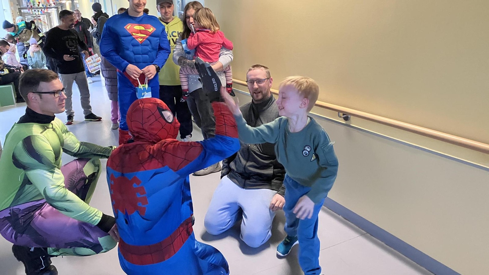 F-r-einen-kurzen-Moment-sind-in-Gera-die-Sorgen-vergessen-dank-Spiderman-Superman-und-Hulk