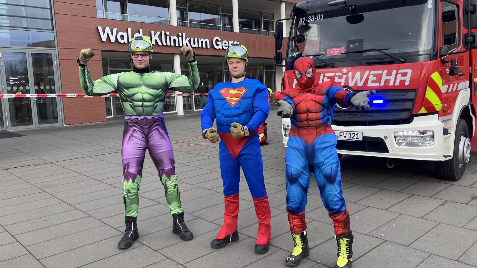 In-30-Bildern-Superhelden-seilen-sich-am-SRH-Wald-Klinikum-in-Gera-ab-mit-Video-