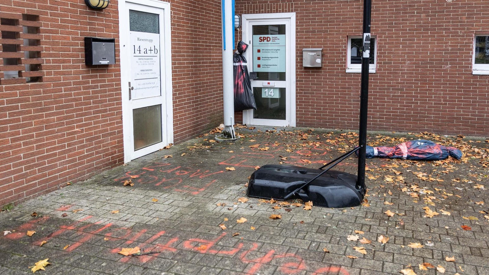 Wehrdienst-Protest-in-Salzgitter-Leichens-cke-und-Schmierereien-vor-Parteib-ros