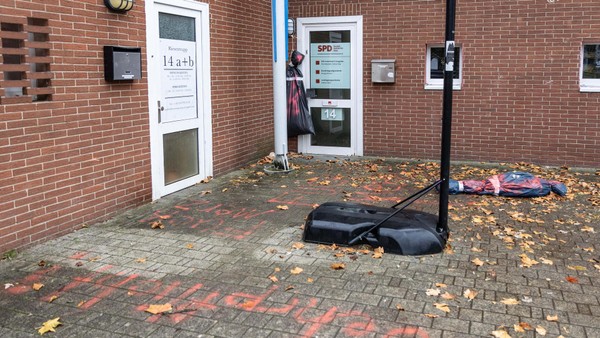 Wehrdienst-Protest in Salzgitter: „Leichensäcke“ und Schmierereien vor Parteibüros