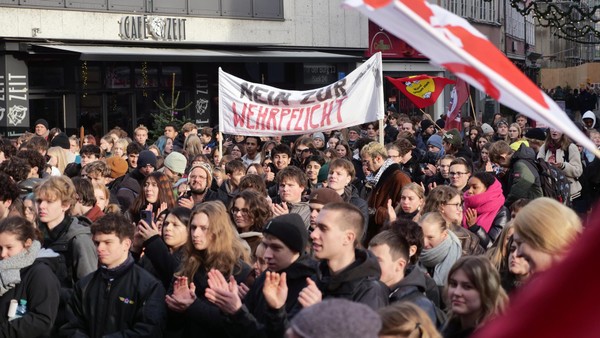 Braunschweig: Proteste gegen Wehrdienst-Pläne - heftige Reaktionen im Netz
